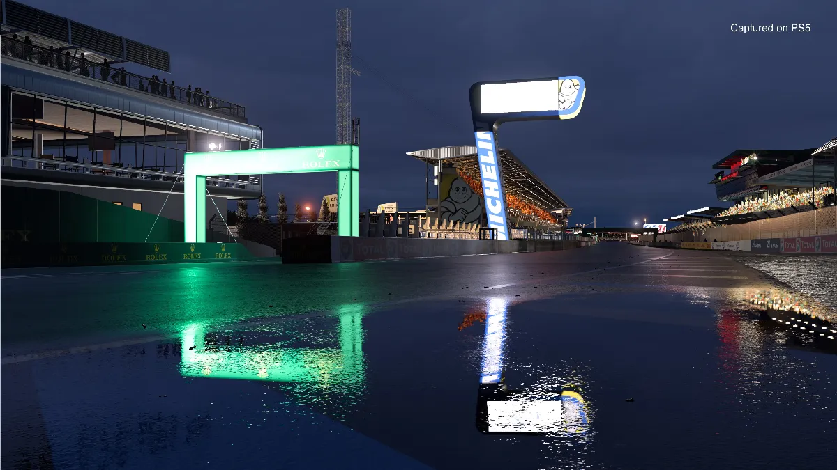 خط صاف پیست Circuit de la Sarthe در شب بارانی با طاق سبز Rolex و تابلوی Michelin، گرن توریسمو ۷ روی PS5